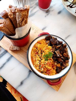 Scrambled tofu with tomatoes and mushrooms 😍 at Manjerica in Lisbon