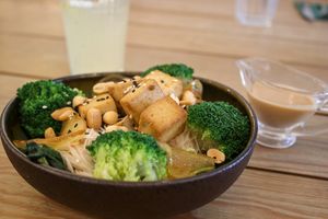 rice noodles with tofu and peanut sauce at Manjerica in Lisbon