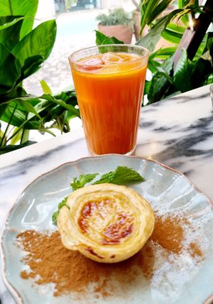 Carrot juice & vegan pastel de nata at Manjerica in Lisbon