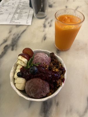 Açaí bowl and carrot juice  at Manjerica in Lisbon