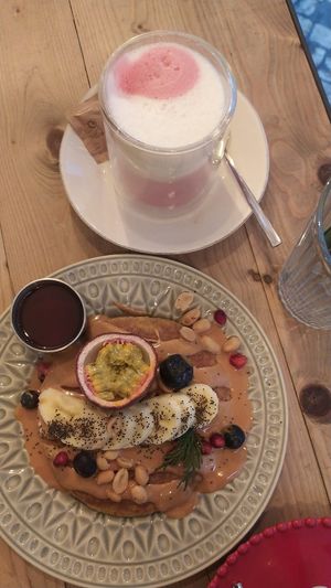Red latte and pumpkin oat pancake 😋 so fluffy and tasty but expensive! (7,8€) at Manjerica in Lisbon