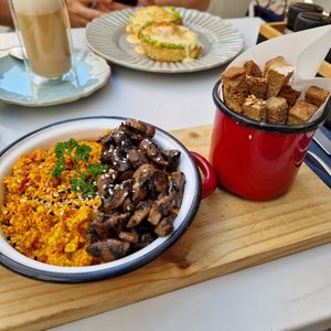 scrambled tofu with mushrooms and breadsticks at Manjerica in Lisbon