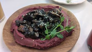 Pink hummus with mushroomd at Manjerica in Lisbon