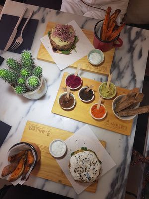 The 2 burgers and dip board at Manjerica in Lisbon