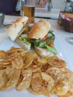Sandwich com chips de banana frita at Lo De Monik in Havana
