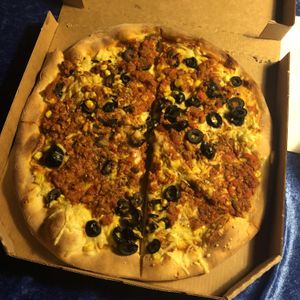 Olives, peppers, corn and mince at Stenovn Delicato Pizza & Sharwarma in Odense