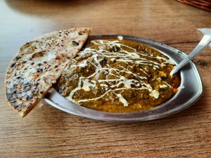 Cottage cheese spinach curry met garlic naan at Good Vibes Cafe in Agra