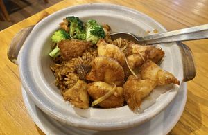 Claypot rice with monkeyhead mushrooms at Leaf Corner 慈素 - Sembawang in North Singapore