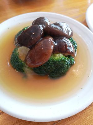 Broccoli w/mushroom at Leaf Corner 慈素 - Sembawang in North Singapore