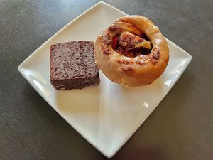 Brownie and roll at Instant V in Aix-en Provence