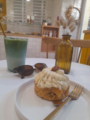 Matcha latte froid et gâteau praliné at Instant V in Aix-en Provence