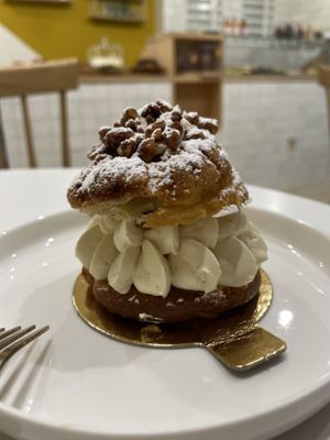 Dahlia (chou à la crème )  at Instant V in Aix-en Provence