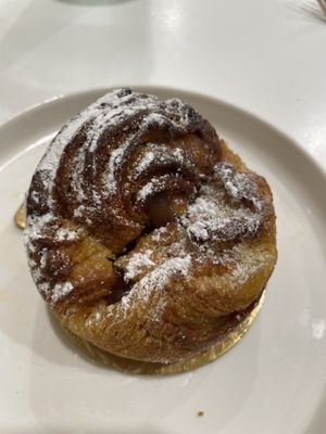 Feuilleté, insert caramel  at Instant V in Aix-en Provence