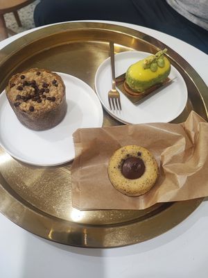 Cactus à la pistache, financier au chocolat, muffin banane choco at Instant V in Aix-en Provence