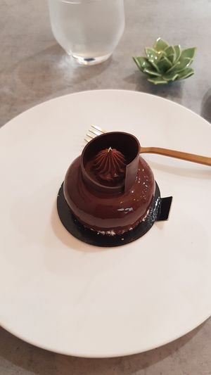 Un gâteau tout chocolat délicieux at Instant V in Aix-en Provence