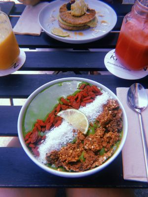 Pancakes, smoothie bowl and fruit juices at Nola Kitchen in Porto
