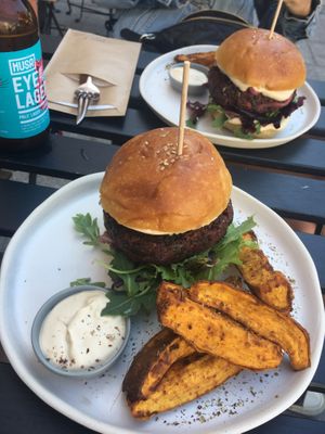 Hambúrguer  at Nola Kitchen in Porto