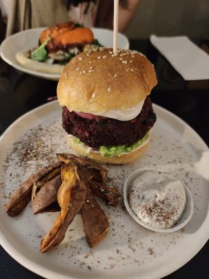 Vegan Burger at Nola Kitchen in Porto
