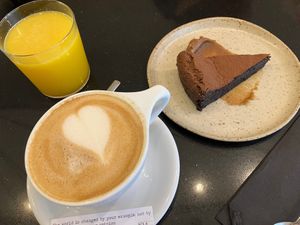 Very good vegan cappuccino with oat milk, yummie ‘life is a beach’ juice and beautiful chocolate cake. Staff is very friendly and helpful!  at Nola Kitchen in Porto