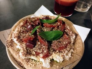 Flatbread "pizza", very delicious at Nola Kitchen in Porto