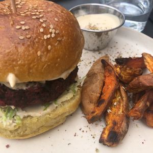 beet and bean burger at Nola Kitchen in Porto