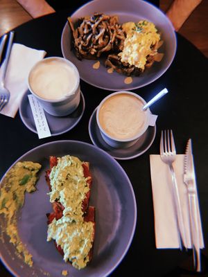 Tostadas de shiitake, huevos revueltos, tomate y pesto, y de aguacate, boniato y remolacha at Nola Kitchen in Porto