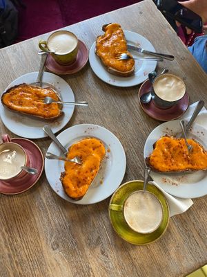 Tostadas de tomate y aceite  at Velvet Bakery in Vitoria Gasteiz