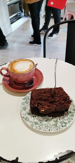 Bizcocho de cacao y aguacate; café con leche de soja at Velvet Bakery in Vitoria Gasteiz