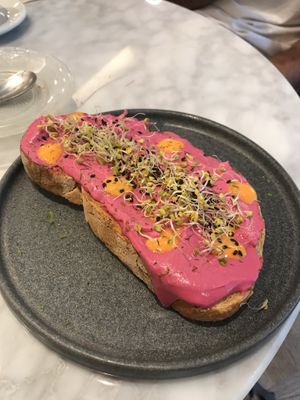 Tostada rosa vegana (tofu, queso vegano, remolacha, ajo y limón)  at Velvet Bakery in Vitoria Gasteiz