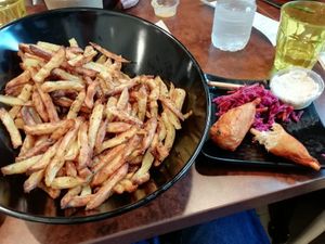 Fries (big) and "buffalo wings" at Copper Branch in Angers