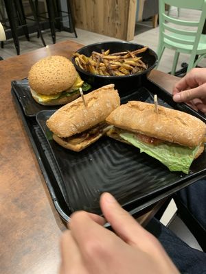Sandwich au tempeh et burger au champignon portobello at Copper Branch in Angers