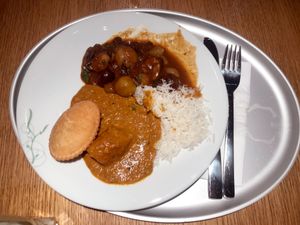 Jägerpfanne, potatoe curry and pea-filled indian-style dumpling with Basmati rice at Tibits in Darmstadt