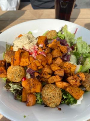 Falafel salad at Dean & David - Potsdamer in Berlin