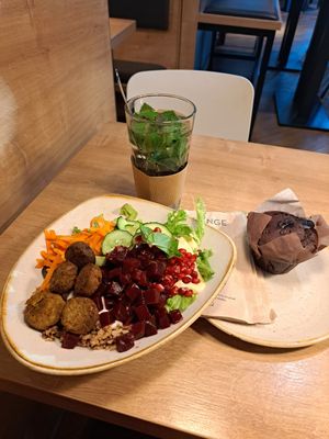 Fallafal bowl (vegan), mint tea and vegan choclote muffin at Dean & David - Potsdamer in Berlin