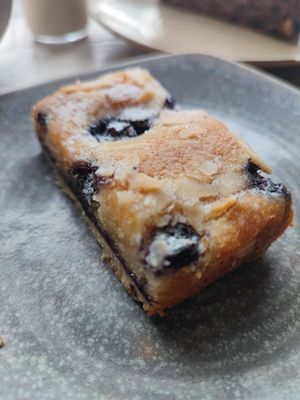 Blueberry bakewell (too sweet in my opinion) at Coach House Coffee in Stow-on-the-wold