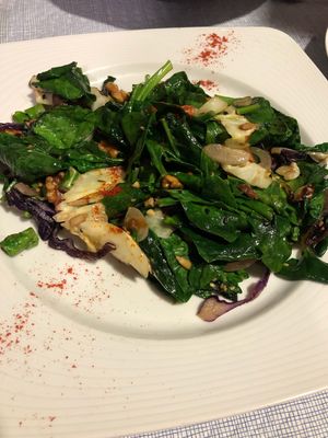 Opción vegan: espinacas con verduras y frutos secos at DUE Cocina Italiana in Valencia