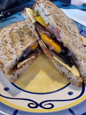 Sandwich can have fresh or toasted, ild recomend toasted at Deluxe Cafe in Wellington