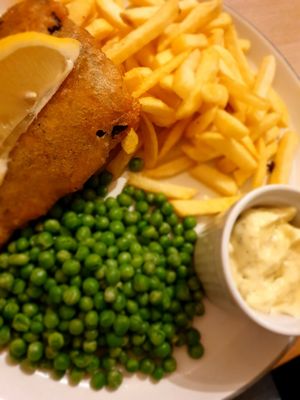 Jackfruit fish n chips with peas and tartare sauce at The Alleycat in Inverness