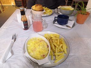 Our meals (bacon and leek mac and cheese, homemade raspberry lemonade, steak and ale pie, homemade soup of the day) at The Alleycat in Inverness