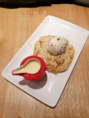 Apple crumble with custard and choc chip ice cream at Frankie & Benny's - Meadowhall in Sheffield