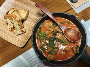 Tomato soup and bread at Aseungji 아승지 in Seoul
