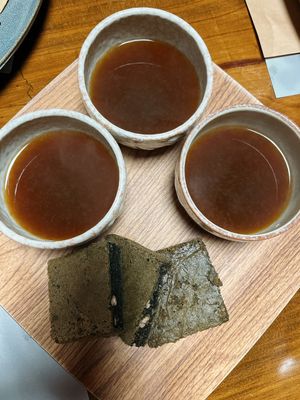 Tea and rice bread at Aseungji 아승지 in Seoul