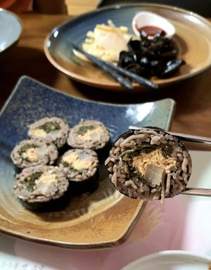 buckwheat noodle kimbap - close-up at Aseungji 아승지 in Seoul