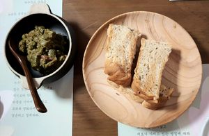 starter: toasted bread and vegetable pesto at Aseungji 아승지 in Seoul