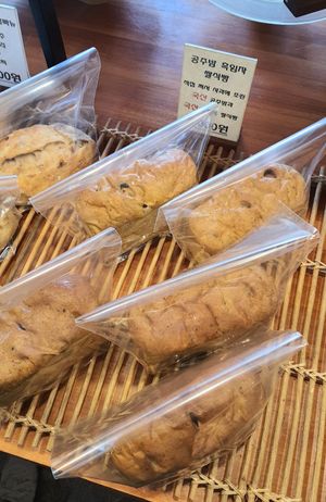 chestnut and black sesame rice toast at Aseungji 아승지 in Seoul