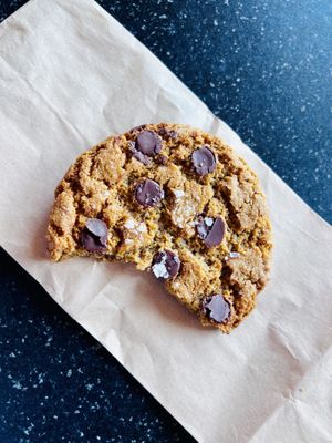 We took a vegan chocolate chip cookie away with us to try later and oh my gawwwwddd.   Lovely jubbly!!!❤️   at Tinsel in Antwerpen