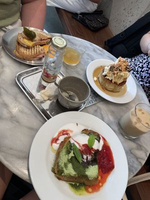 Tosti ham&cheese (not vegan), fluffy pancake (not vegan) and the vegan French toast in front   at Tinsel in Antwerpen