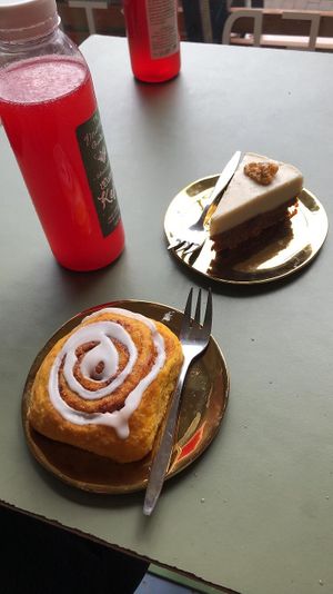 Cinnamon roll and a carrot cake  at Vegabond - West in Amsterdam