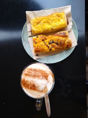 Chai latte and breakfast at Vegabond - West in Amsterdam