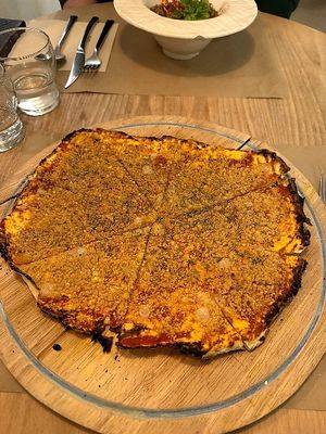 Margarita pizza, base de yuca (sin gluten) at La Casa Viva in Valencia